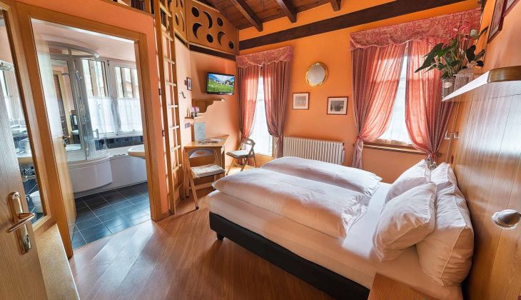 Zimmer mit Hängeboden